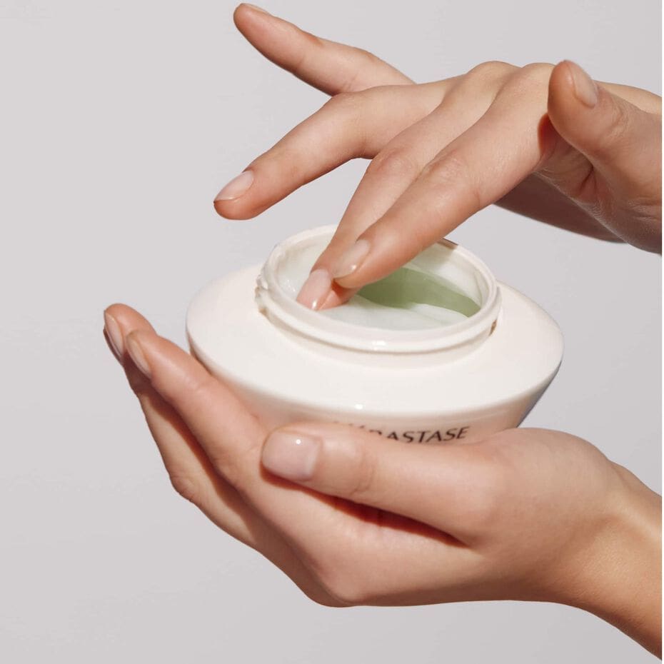 an image of the specifique masque with a hand in the tub.